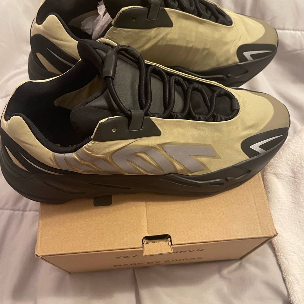 Adidas Yeezy boost 700 MNVN